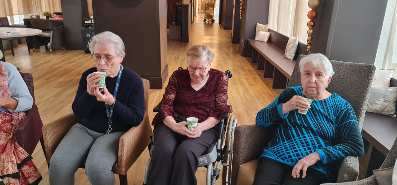 Initiation de nos Résidents au Distributeur de Café